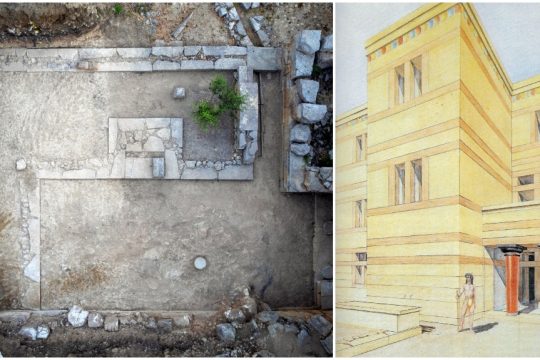 Η είσοδος με τους τέσσερις βωμούς (δεξιά στη φωτογραφία) και ακόμη δύο βωμούς, έναν ορθογώνιο και έναν βαθμιδωτό, εντός της αυλής του ανακτόρου